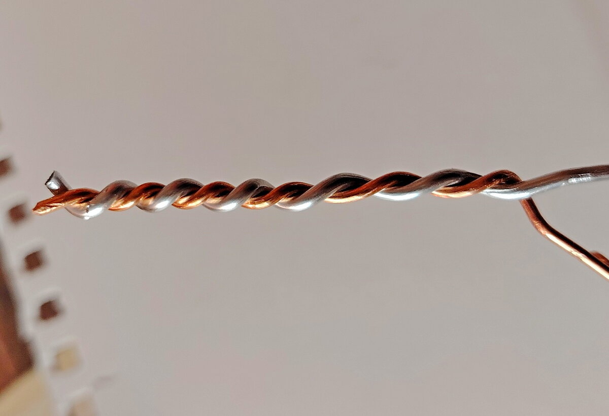 Скрутка меди с алюминием, фото для иллюстрации