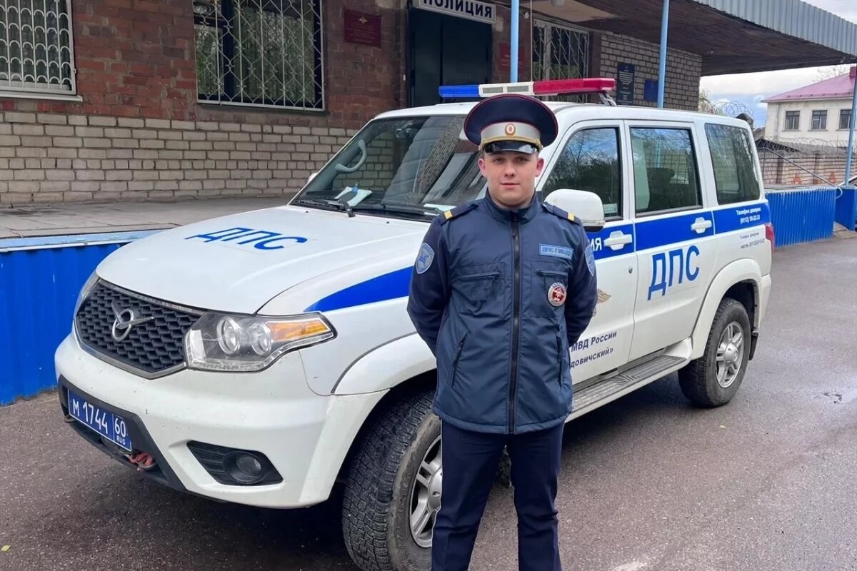    Сотрудник ДПС потушил горящий автомобиль в Псковской области