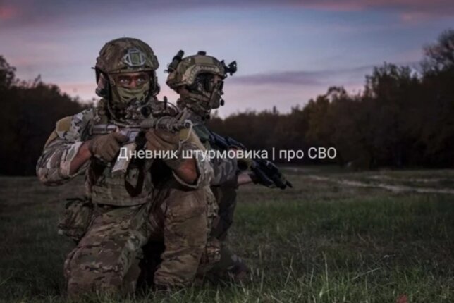 Солдаты британской армии и Groupement des Commandos Parachutiste (GCP), передовые силы 16-й десантно-штурмовой бригады и 11-й парашютной бригады вместе тренируются на учениях Falcon Amarante во Франции. (Источник изображения: Министерство обороны Великобритании)