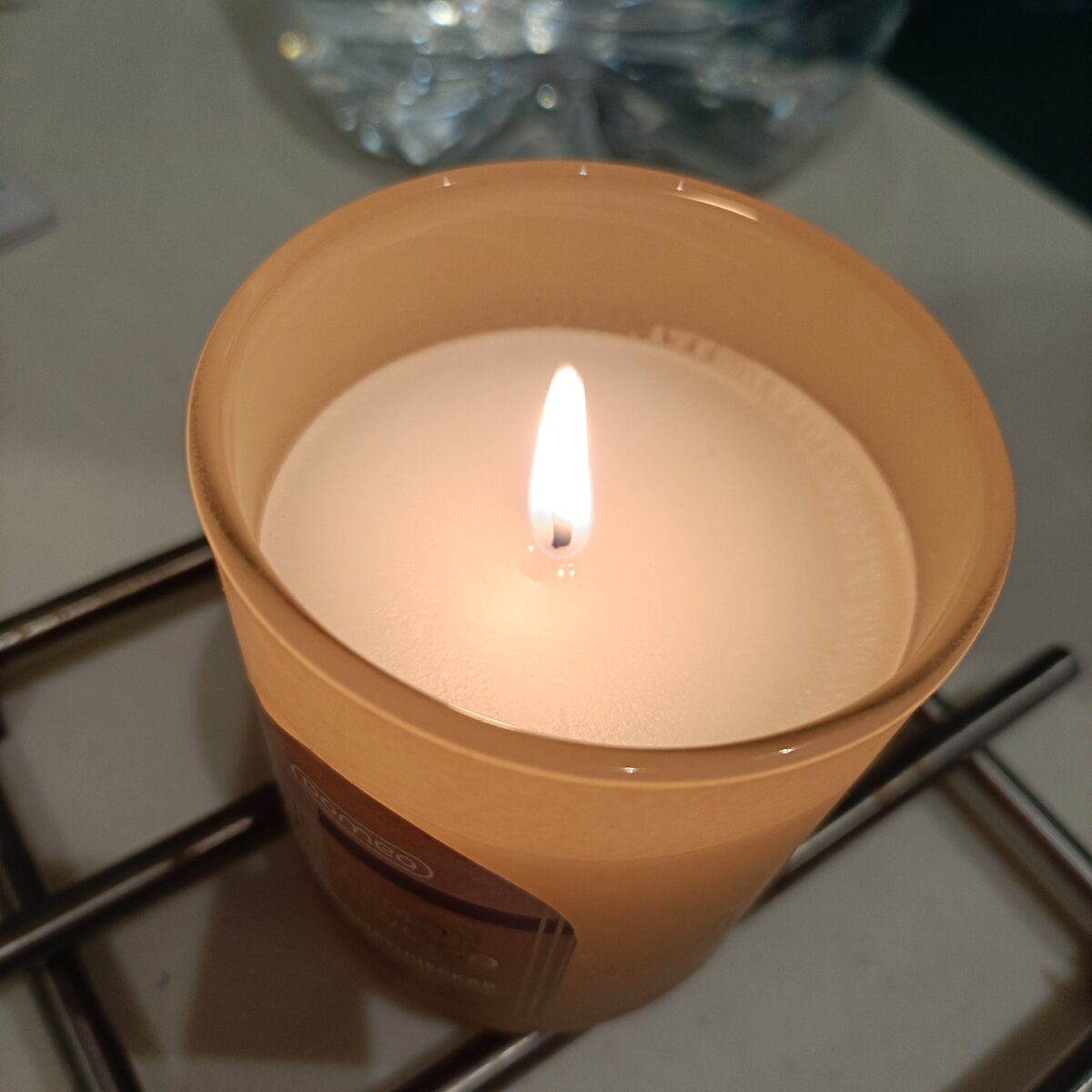 Арома свеча с ароматом бергамота и amberwood, который переводчик переводит как "Янтарный лес". Не знаю, как пахнет янтарный лес, но в сочетании с бергамотом мне нравится. Напоминает, знаете, индийские благовония