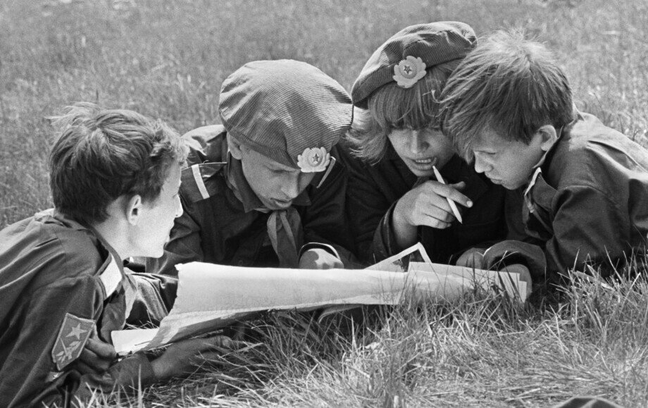 В СССР действовали десятки тысяч пионерских лагерей, в которых каждое лето отдыхали миллионы советских мальчишек и девчонок.-2