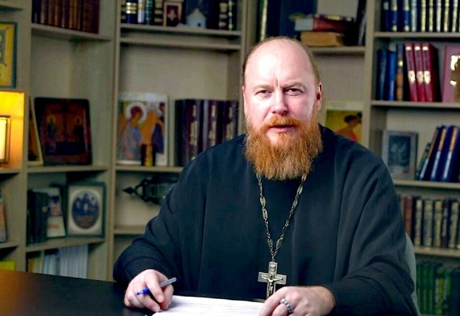 Дмитрий Рощин — протоиерей, руководитель Управления по работе с общественными организациями Синодального отдела по взаимоотношениям Церкви с обществом и СМИ.