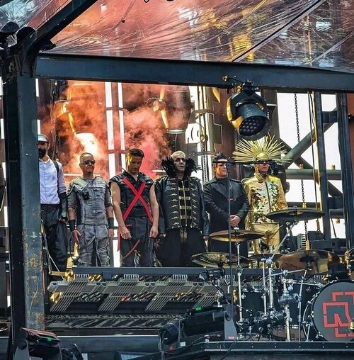 В этом году изменения коснулись образов вокалиста Тилля Линдеманна, бас - гитариста Оливера Риделя и клавишника Кристиана Лоренца. Пауль Ландерс, Кристоф Шнайдер и Рихард Круспе решили свои костюмы не менять