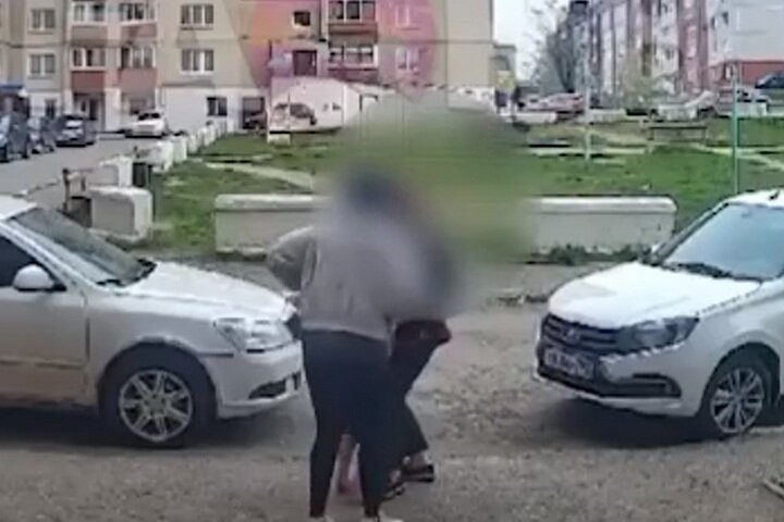 Камера подъезда зафиксировала, как детей в бессознательном состоянии вытащили на улицу