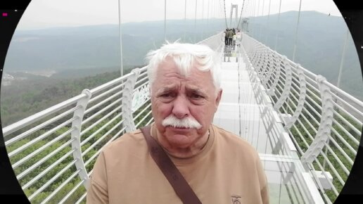 St✭r ЫЙ во время путешествия по Китаю прогулялся по стеклянному мосту в городе Янцзы. После увиденного. побывать там второй раз не охота
