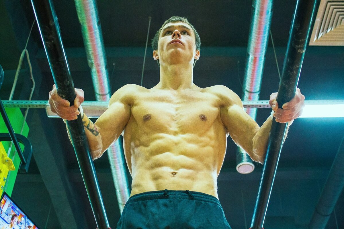 На фото Николай Семёнов