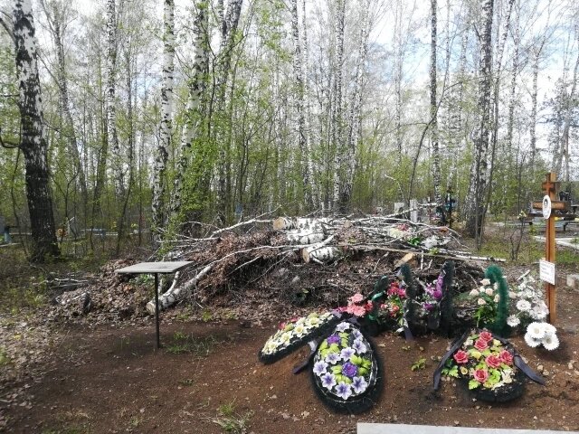    Стихийные свалки среди могил оскорбляют память усопших. Фото: «АиФ-Урал»/ Рада Боженко
