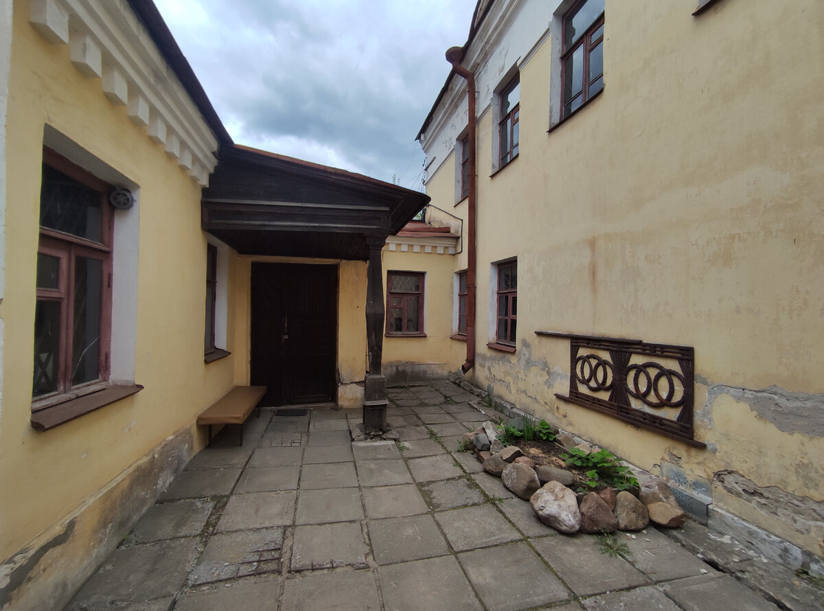 Вот такой невзрачный вход в музей. 