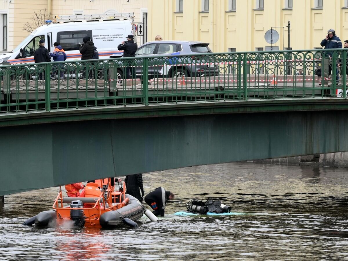   Пассажирский автобус упал с моста в реку в Санкт-Петербурге© РИА Новости / Алексей Даничев