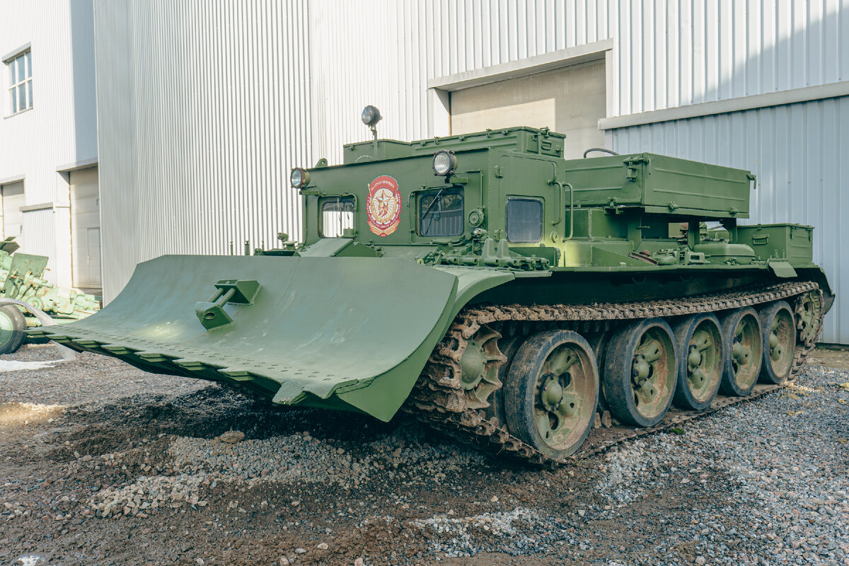 - Гусеничный тягач ГТУ-1 на базе танка Т-62