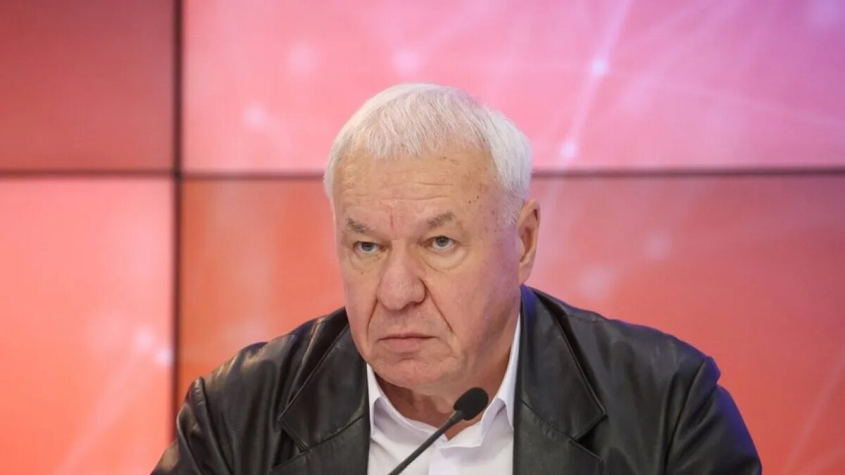    Член Комитета Госдумы по обороне генерал-лейтенант Виктор Соболев.