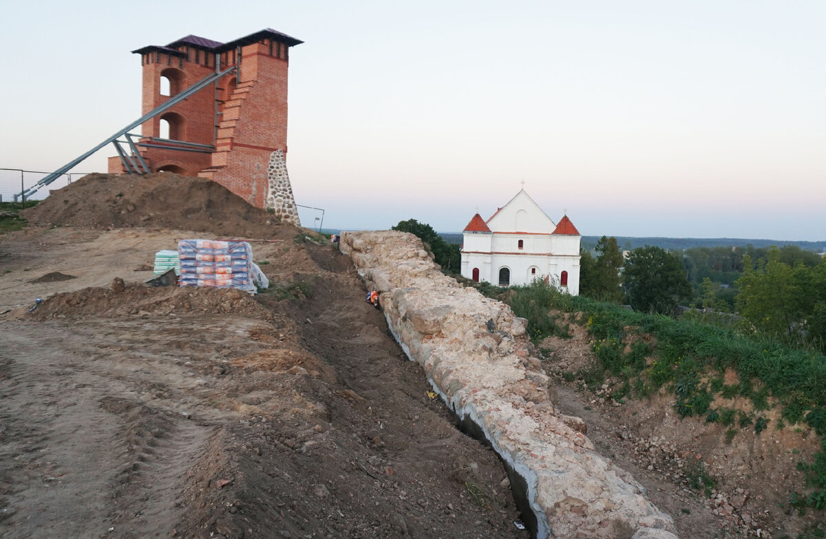 Реконструкция замка в Новогрудке. Сентябрь 2023 г.. Фото автора.