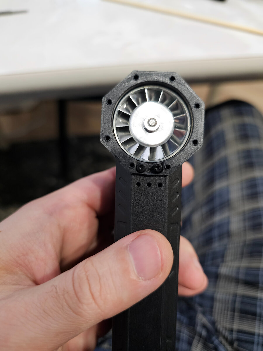 Болты которые необходимо открутить 8+2