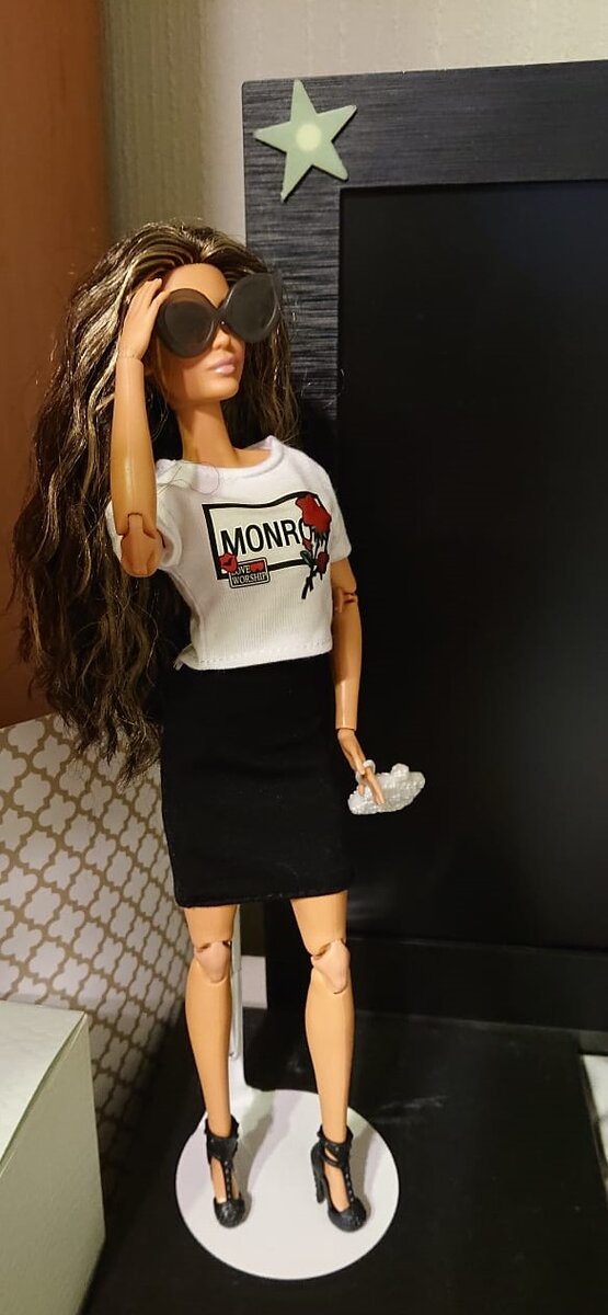 Локация та же, Лина внаряде купленном набором вместе с аксессуарами, мы обе были довольны)) 