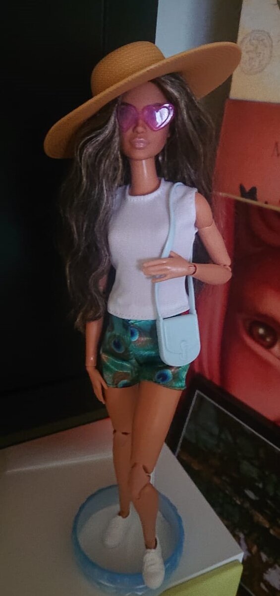 Локация не меняется, но Лина решила хотябы пройтись к другой стороне телевизора