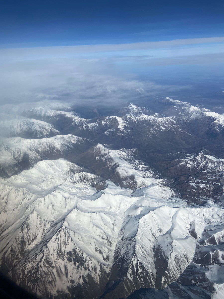 Нет, на фото не Тибет, просто горы из иллюминатора самолёта 