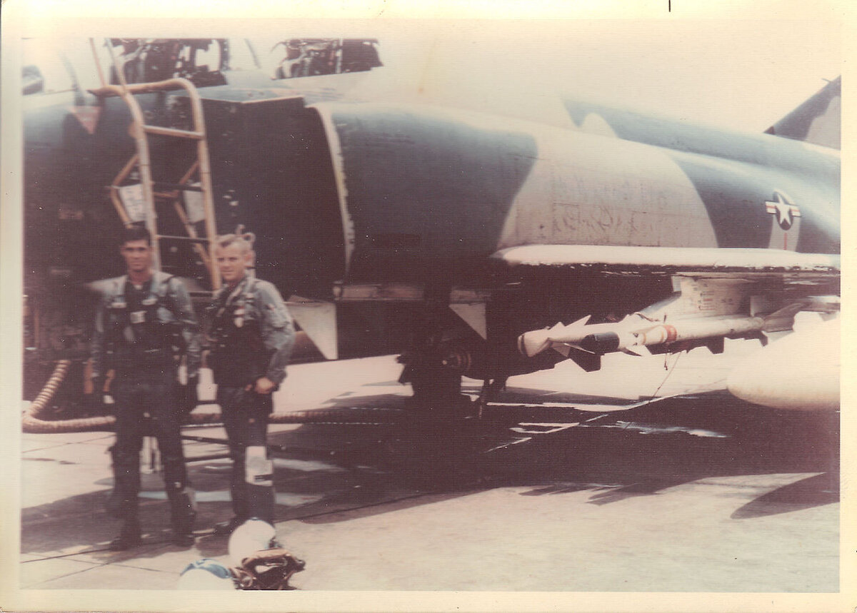 Бьюкенен (слева) и Робертсон около F-4C-20-MC № 63-7643 на авиабазе Убон, Таиланд, 15.09.1966. Для Робертсона и "Фантома" следующий день станет последним.