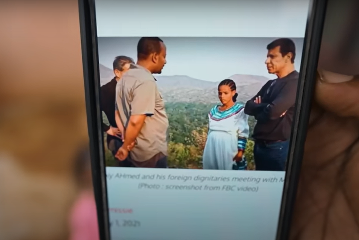 Премьер-министр Абий Ахмед (слева) во время встречи с Мулуворк Амбав