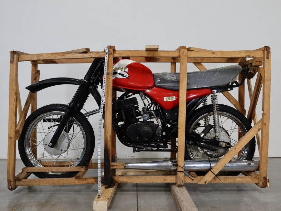На онлайн-аукционе Bring A Trailer проходят торги за уникальную «капсулу времени» — мотоцикл «Минск» Wildcat 125, выпущенный в 1998 году и сохранивший заводскую упаковку.
