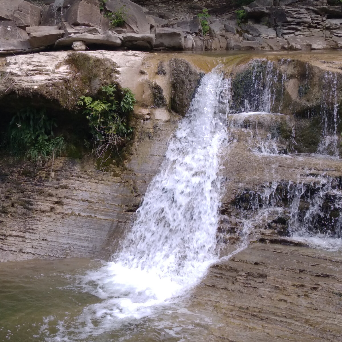 Первый водопад при входе в долину.