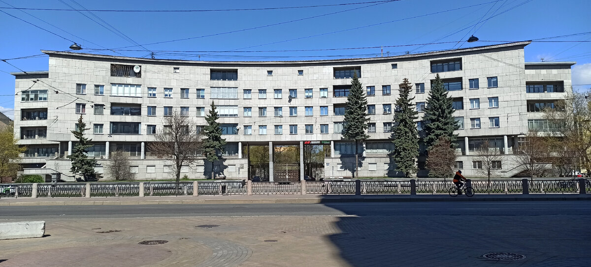 Дом № 13 находится на Аптекарском острове Петроградской стороны