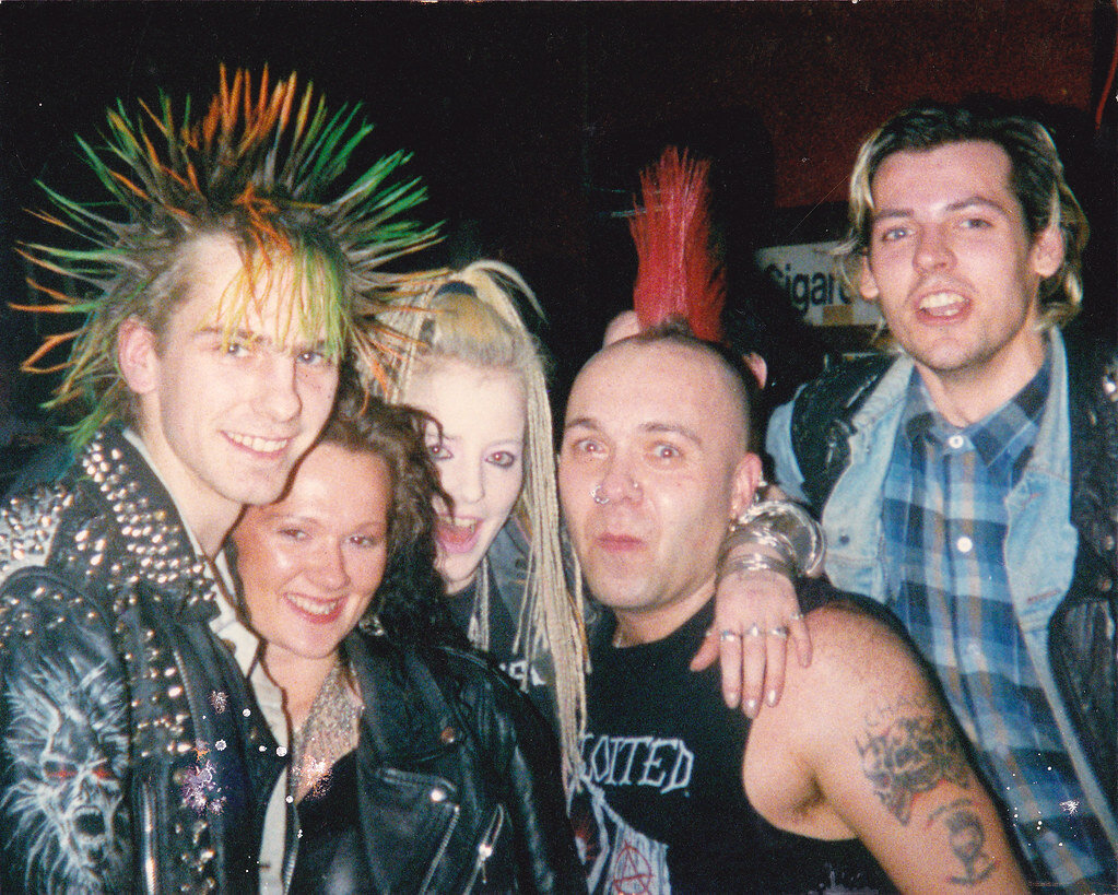 Уотти Бьюкэн (The Exploited) с поклонниками. Фото из открытых источников