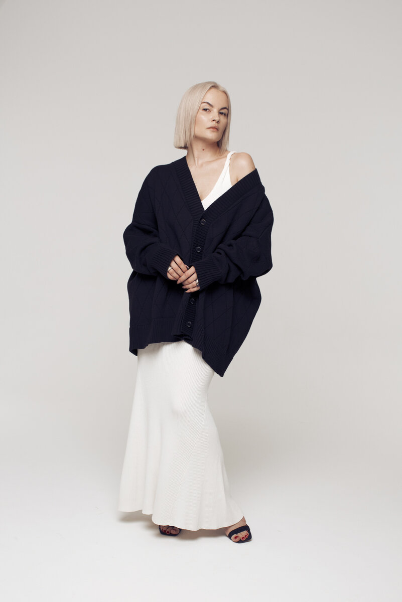 Как скрыть жир на ж)) но показать стройную лань. Надеть на трикотажное платье кардиган oversize