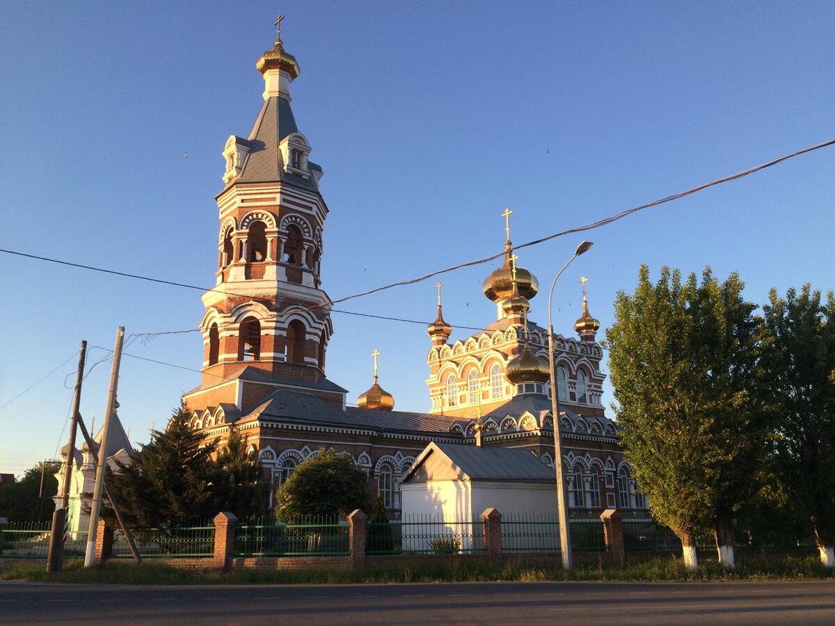 Церковь Святой Троицы в райцентре - селе (слободе) Большой Мартыновка. Единственный храм в России, построенный в ознаменование коронации Николая Второго. 