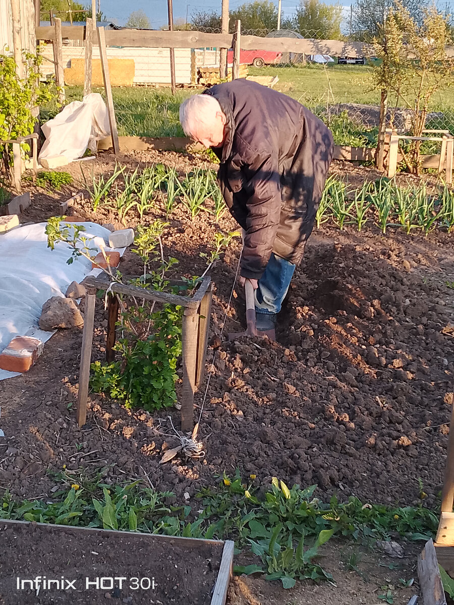 Женя грядочку  делает. 