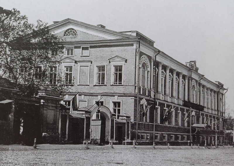 В этом доме на Ильинке с 1852 по 1858 годы располагался Мариинский институт благородных девиц.