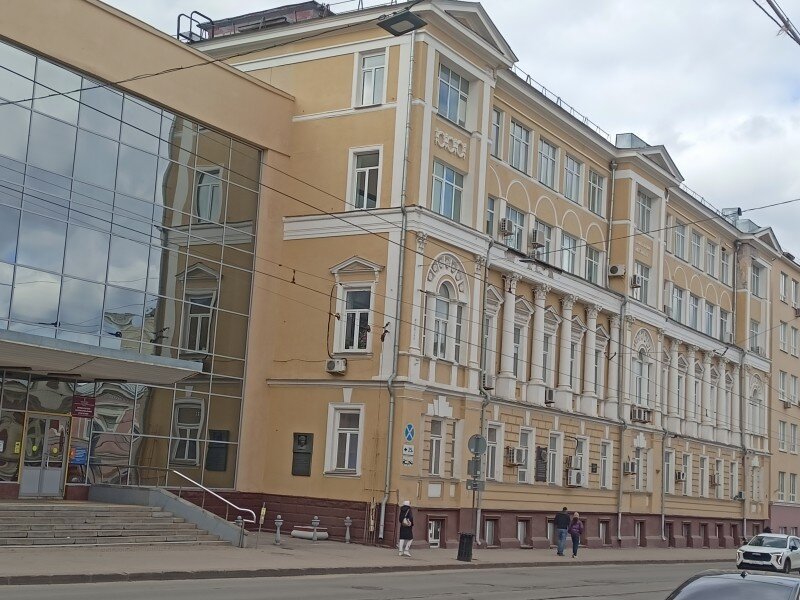 Строительный институт (ННГАСУ) на ул. Ильинской. Дом Рычина 1840-х годов сейчас поглощен этим зданием.