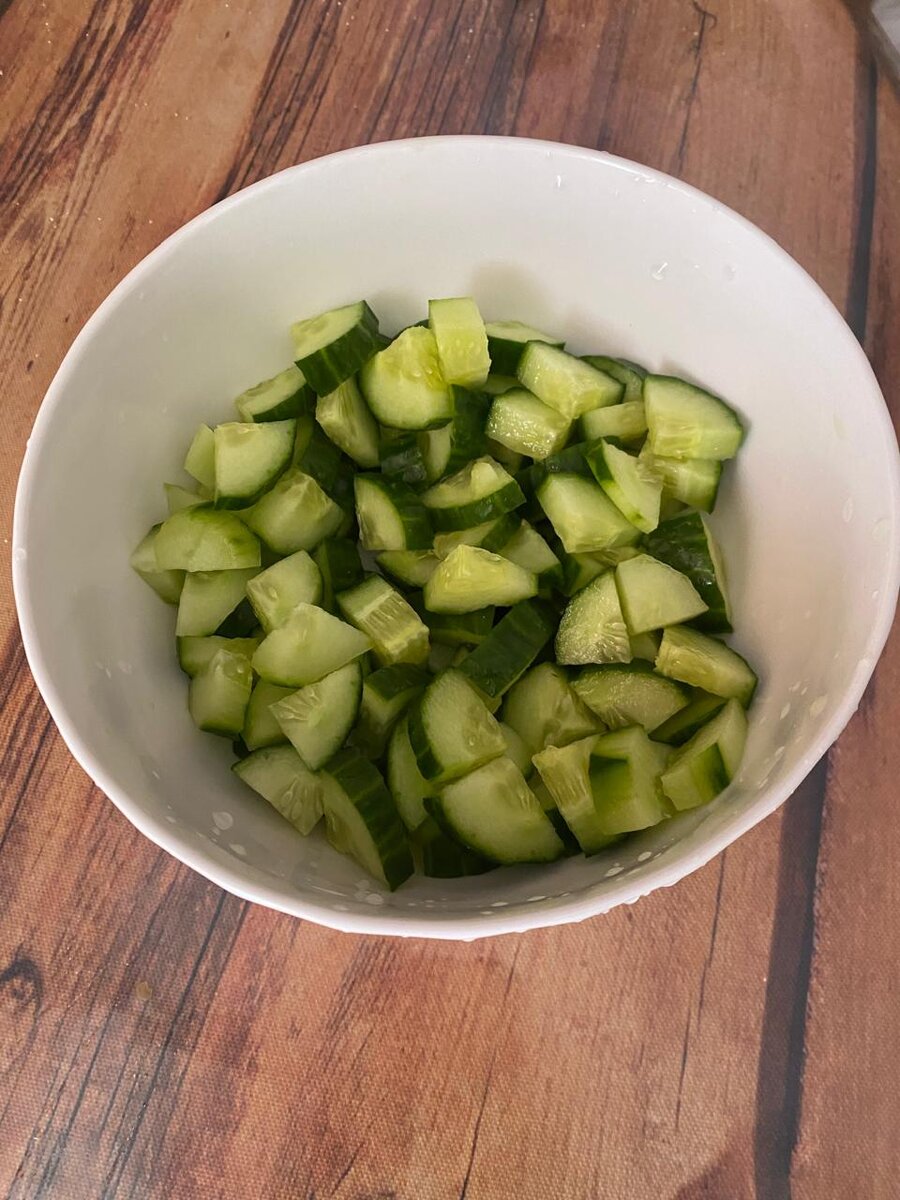 Нарезаем огурец дольками или кубиками.