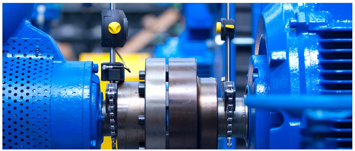 Рассматривая любой агрегат с точки зрения его центровки, нужно помнить, что центруется не одна машина по отношению к другой, не полумуфты роторов этих машин, не подшипниковые опоры, не корпуса, а оси вращения роторов этих машин.