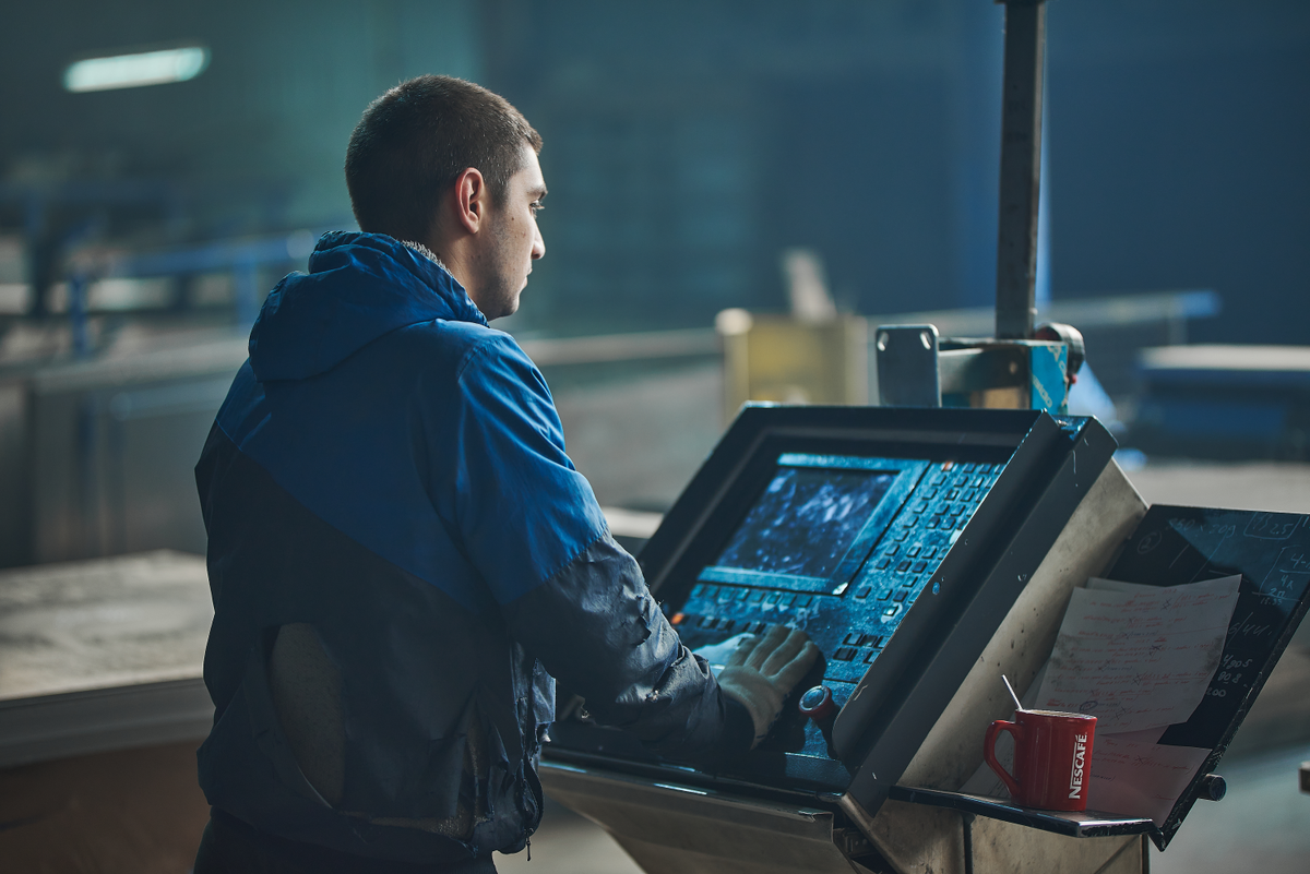 Оборудование на производстве дверей.