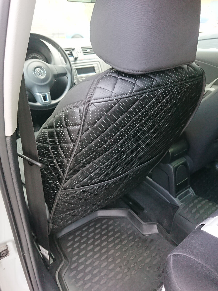 Накидка из экокожи установлена. Видна защита не только задней части спинки, но и боковые элементы сиденья.