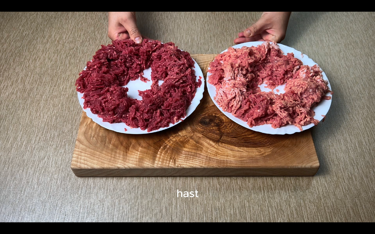 Для приготовления котлеты для сендвича нам нужно смешать 500г говяжего и 500г свиного фарша, вбить два куриных яйца, добавить соль перец по вкусу, 50 мл воды и все тщательно перемешать.