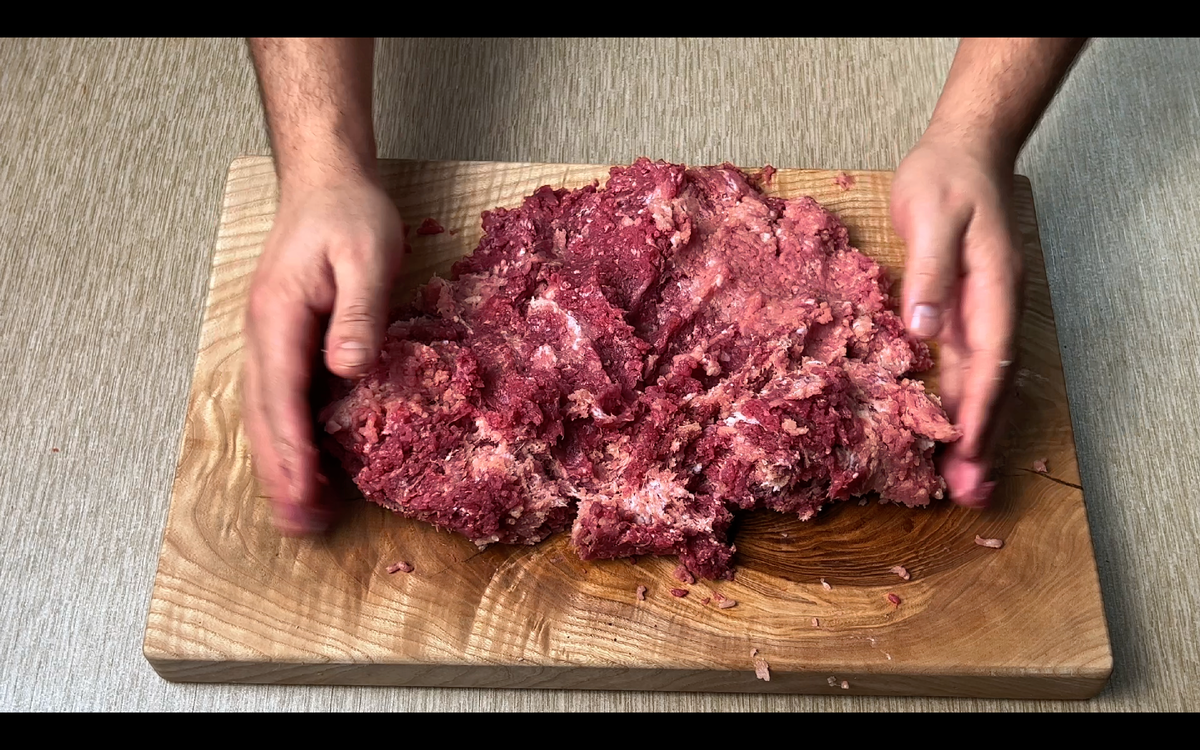 Для приготовления котлеты для сендвича нам нужно смешать 500г говяжего и 500г свиного фарша, вбить два куриных яйца, добавить соль перец по вкусу, 50 мл воды и все тщательно перемешать.