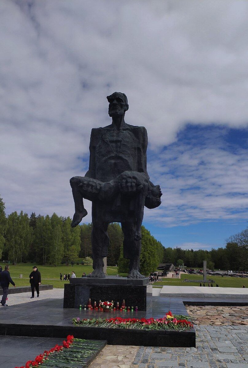 Обгоревший, босой, но не сломленный в тот холодный мартовский чёрный день. Фото автора. 