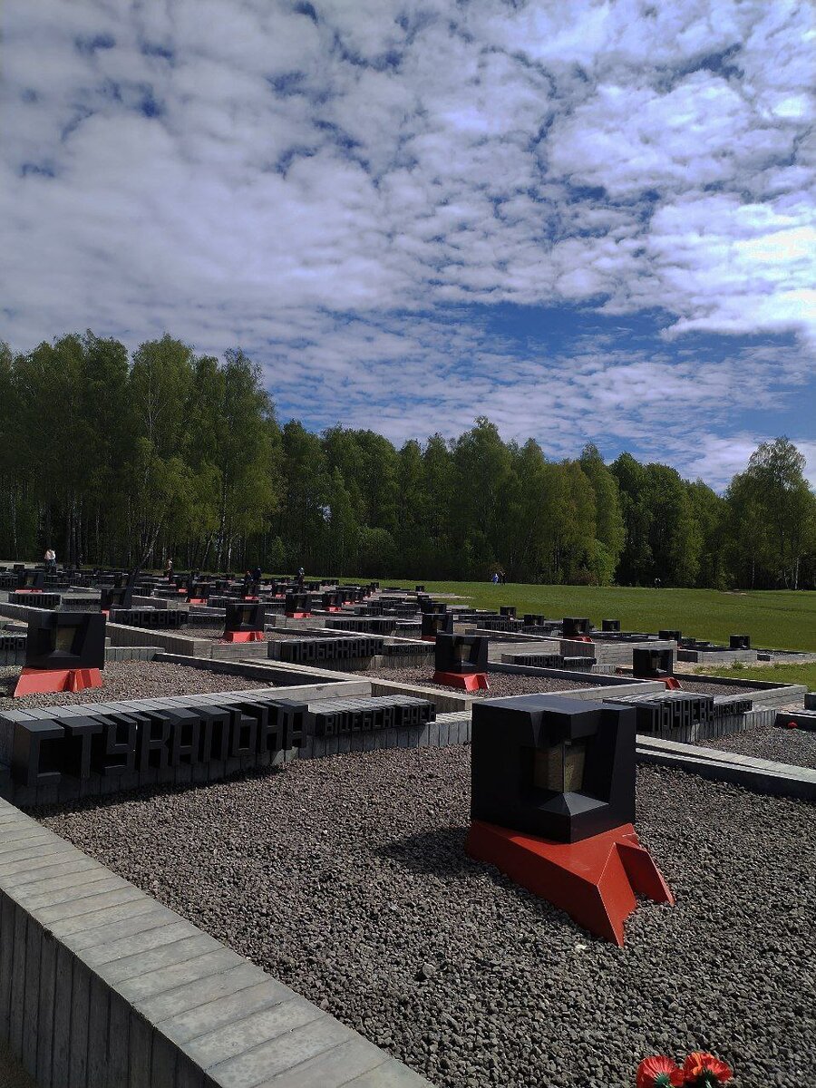 Безжизненный бетон, камни напоминающие пепел. Каждая деревня перечислены. Если присмотреться, то можно прочесть и название, и район.