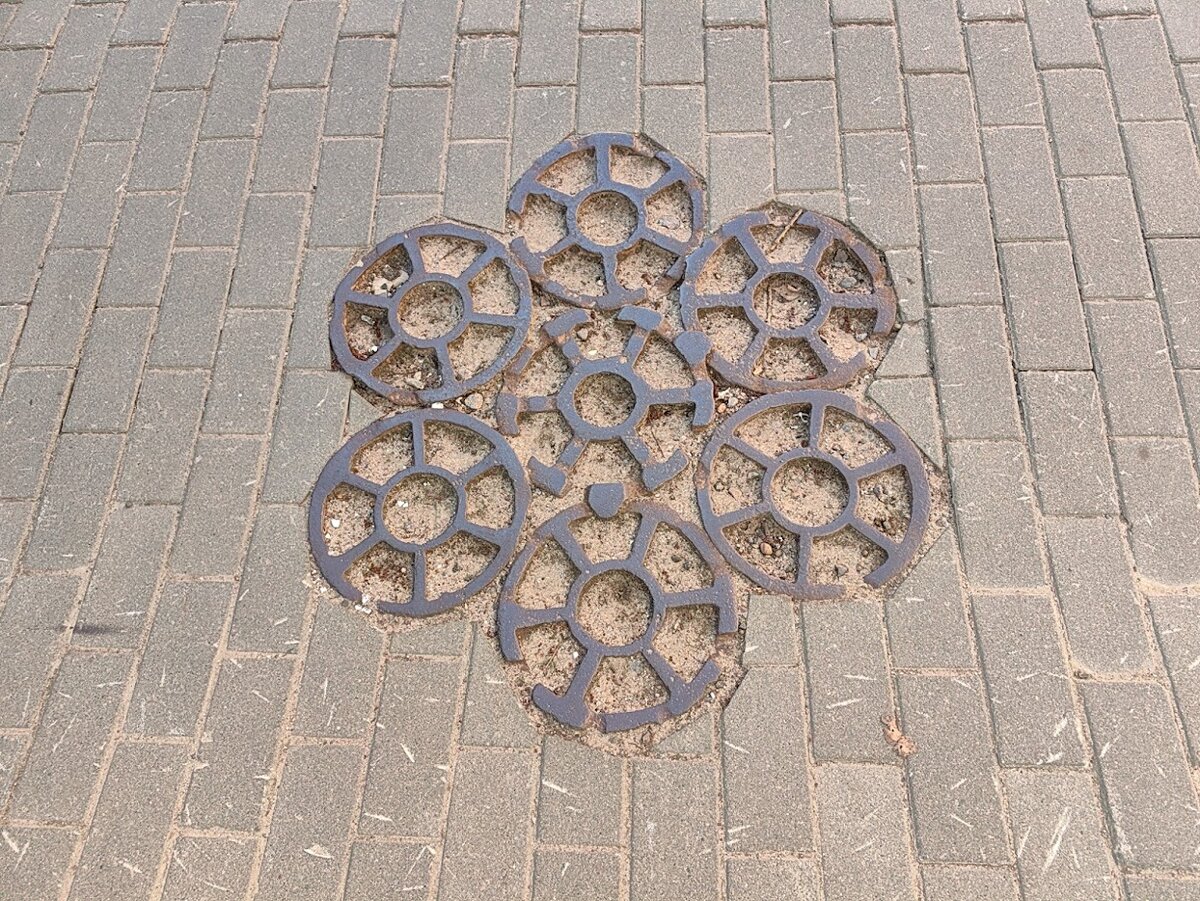 Фрагмент чугунной мостовой на Якорной площади