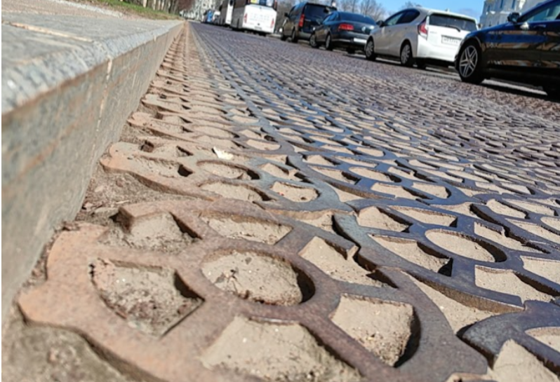 Фрагмент чугунной мостовой на Якорной площади 