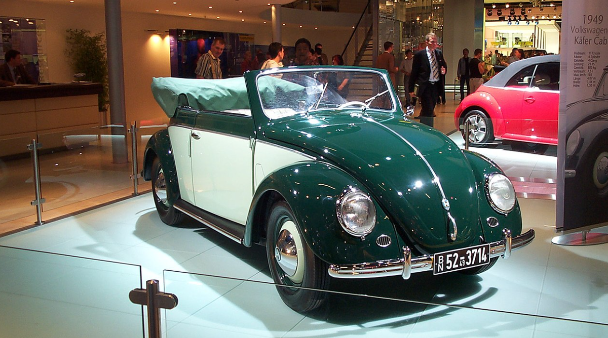 Официально название автомобиля этого немецкое звучит как Volkswagen Käfer - Фольксваген-Жук.-10