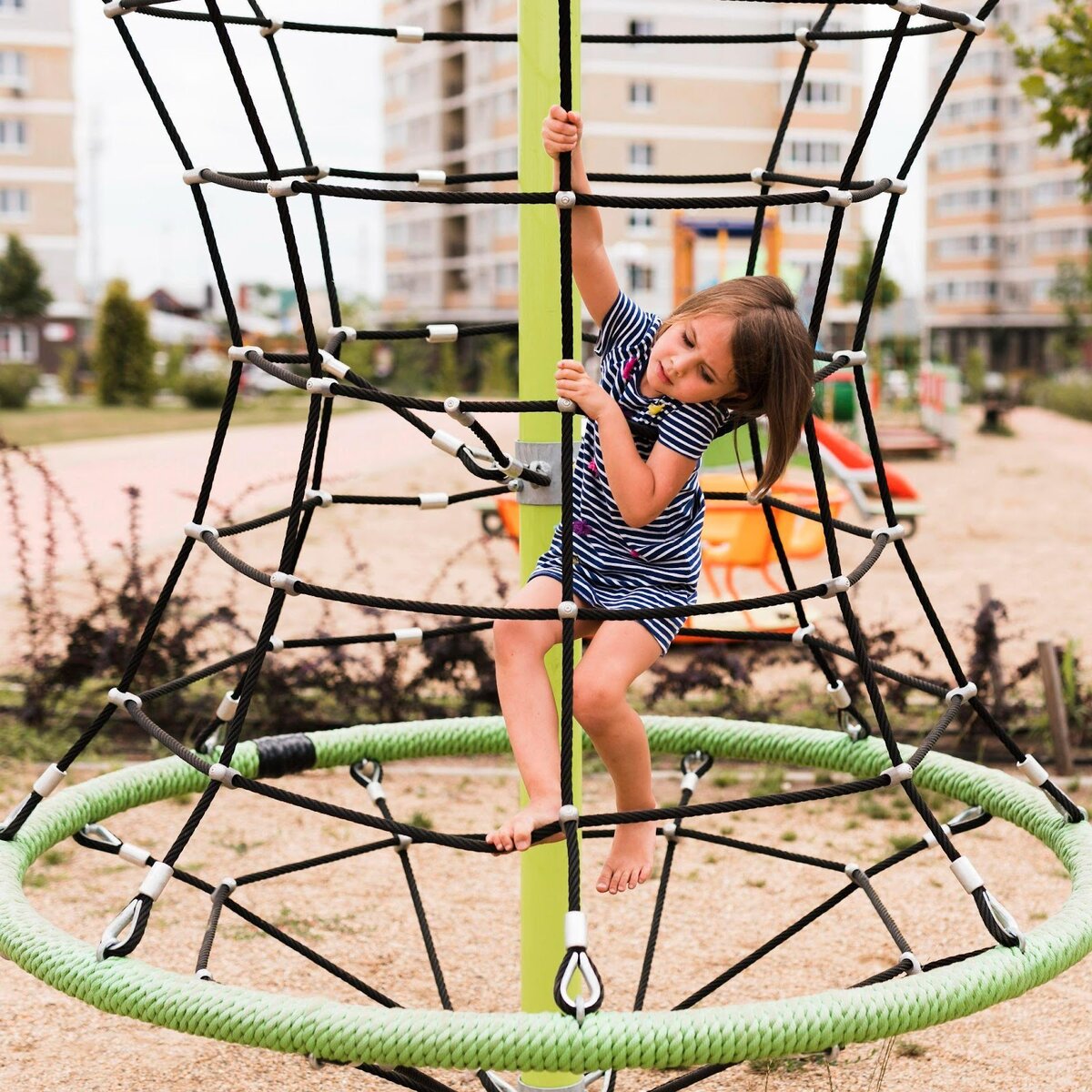 Источник: https://ru.freepik.com/free-photo/children-on-the-swing-girl-swinging-on-a-swing-in-the-yard-summer-fun_4175061.htm#fromView=search&page=1&position=8&uuid=62408649-1835-4573-92c3-66ff1d10ce4e