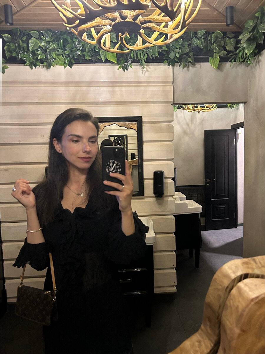 В зеркале туалета 😅