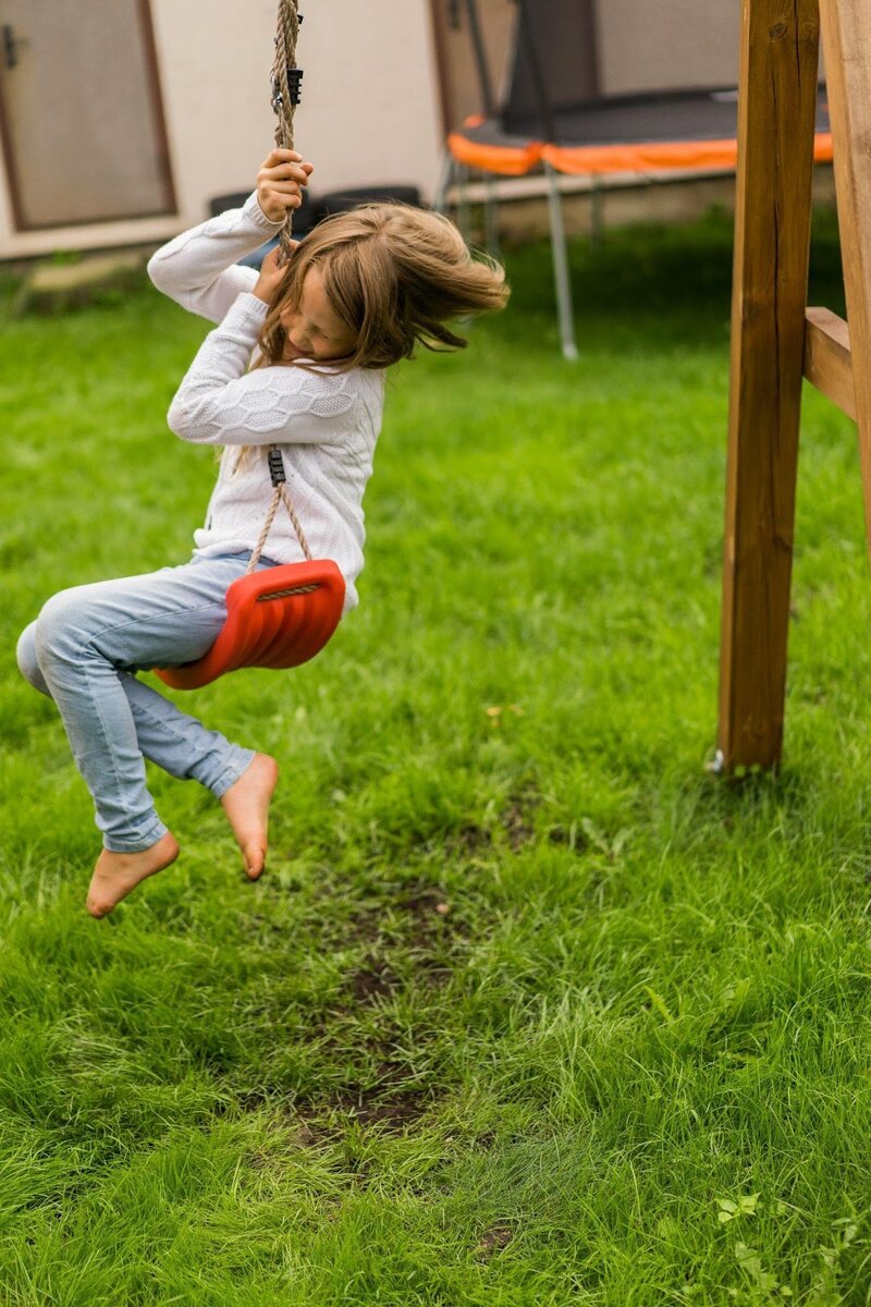 Источник: https://ru.freepik.com/free-photo/children-on-the-swing-girl-swinging-on-a-swing-in-the-yard-summer-fun_4175061.htm#fromView=search&page=1&position=8&uuid=62408649-1835-4573-92c3-66ff1d10ce4e