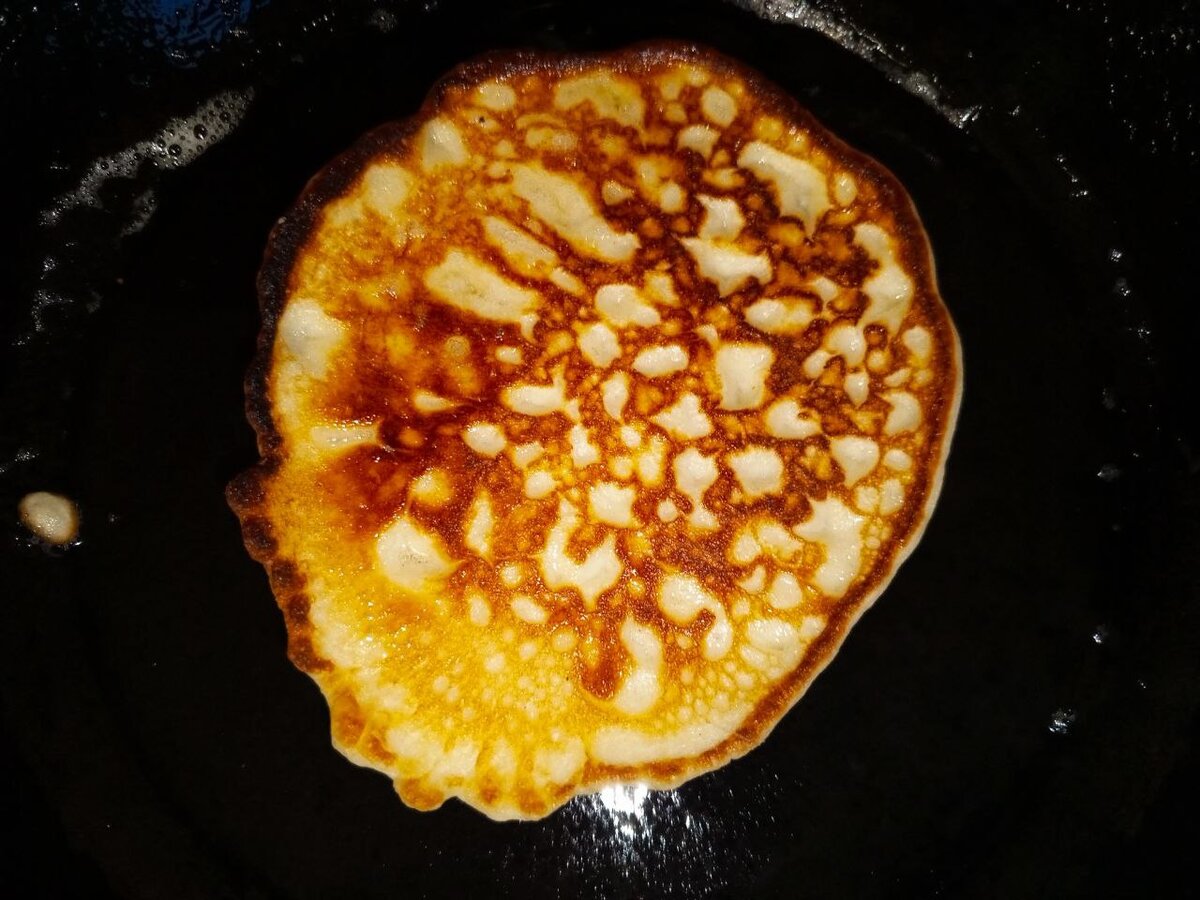 икряники. оладьи из икры. просто вкусно питательно.  всю икру из мелочи пробиваем и добавляем яйцо . расчёт прост на стакан икры 1 яйцо.  далее взбиваем и добавляем соль , по вкусу. после загущаем мукой, тут тоже кто как любит. можно до состояния лепки , а можно и жиденько. далее просто жарим как обычные оладьи.  если вдруг переборщили муки , не беда можно разбавить молоком .  приятного аппетита рыбаки