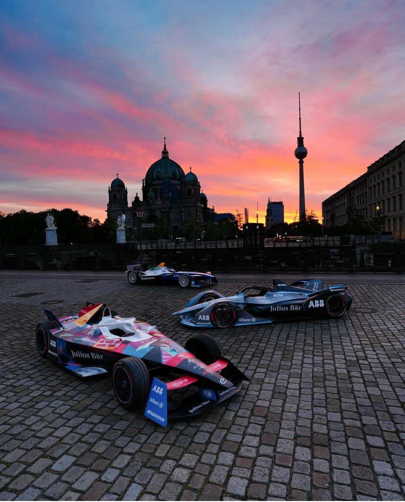 3 поколения машин Формулы Е на берлинской площади