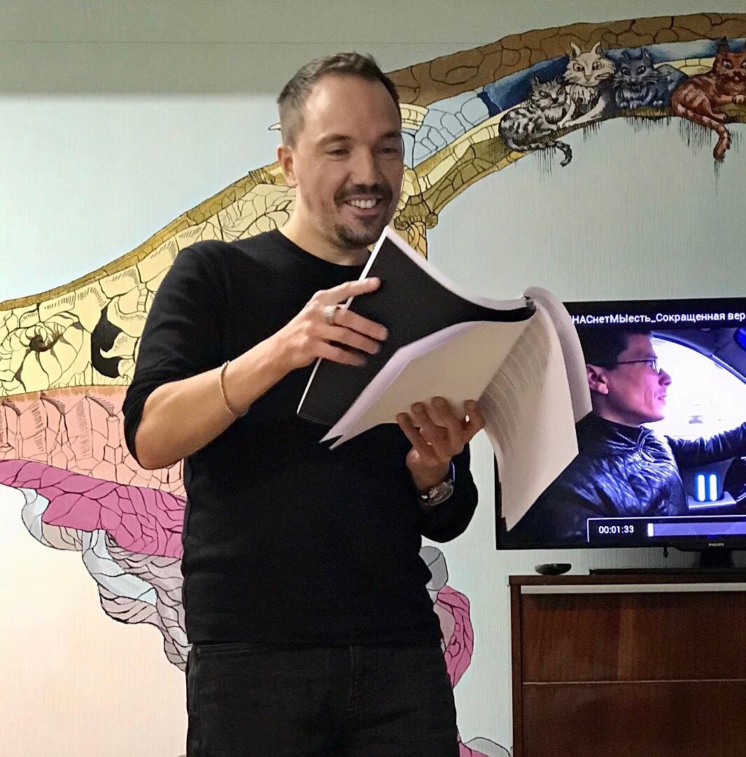 Читаю стихи на своем литературном вечере.