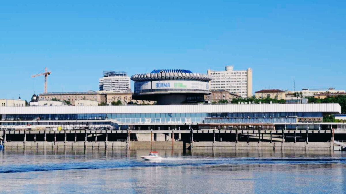 Порт. Круглый - это речной вокзал