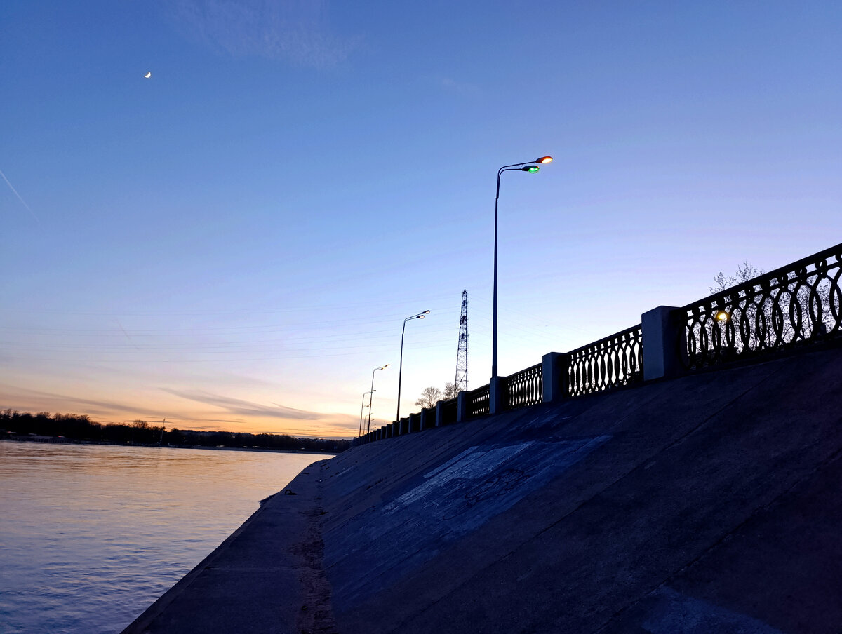 Фото автора на новый телефон.  Поздний вечер у дома на Неве. 